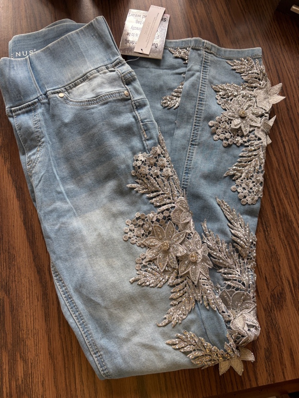 Venus size 4 STUNNING sparkly floral design with rhinestones down sides of jeans